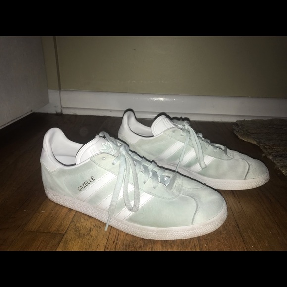 Sneakers - Picture 1 of 5